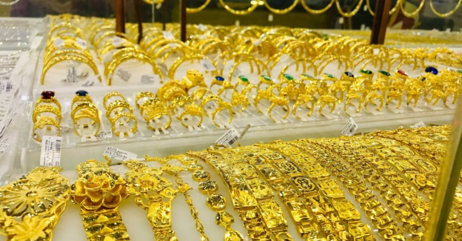 Giá vàng nhẫn đồng loạt giảm, chênh lệch với vàng thế giới lên đến 15 triệu đồng: Nên mua hay chờ? Giá vàng nhẫn đồng loạt giảm, chênh lệch với vàng thế giới lên đến 15 triệu đồng: Nên mua hay chờ?