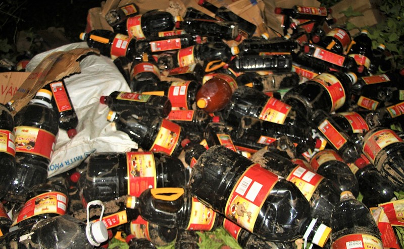 Vụ xả lén cả nghìn chai nước mắm không rõ nguồn gốc, Quảng Nam triệu tập 2 người liên quan Vụ xả lén cả nghìn chai nước mắm không rõ nguồn gốc, Quảng Nam triệu tập 2 người liên quan