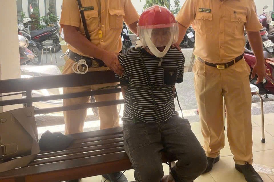 Tài xế Grab “cầu cứu” Cảnh sát giao thông khi gặp khách ngáo đá Tài xế Grab “cầu cứu” Cảnh sát giao thông khi gặp khách ngáo đá